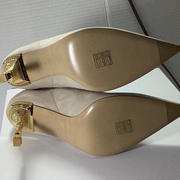 Balmain
Women's Pointed Toe Sculpted High Heel Ankle Boots - Picture 16 of 16